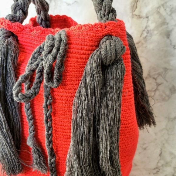Wayuu handmade bag with large tassel solid colors azalea and grey - Picture 4 of 6